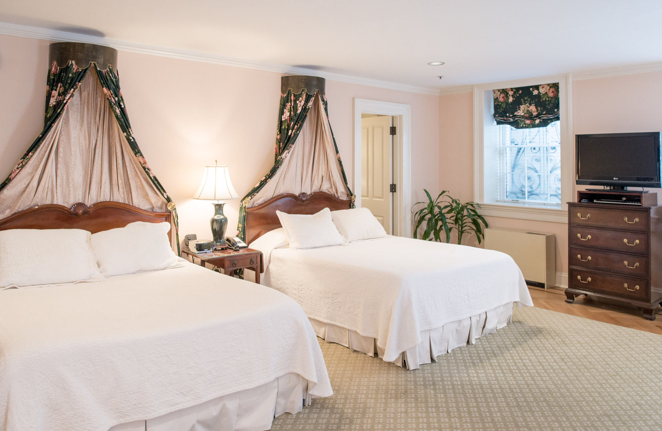 2-rutledge-house-rooms_3072_2queensgf2q